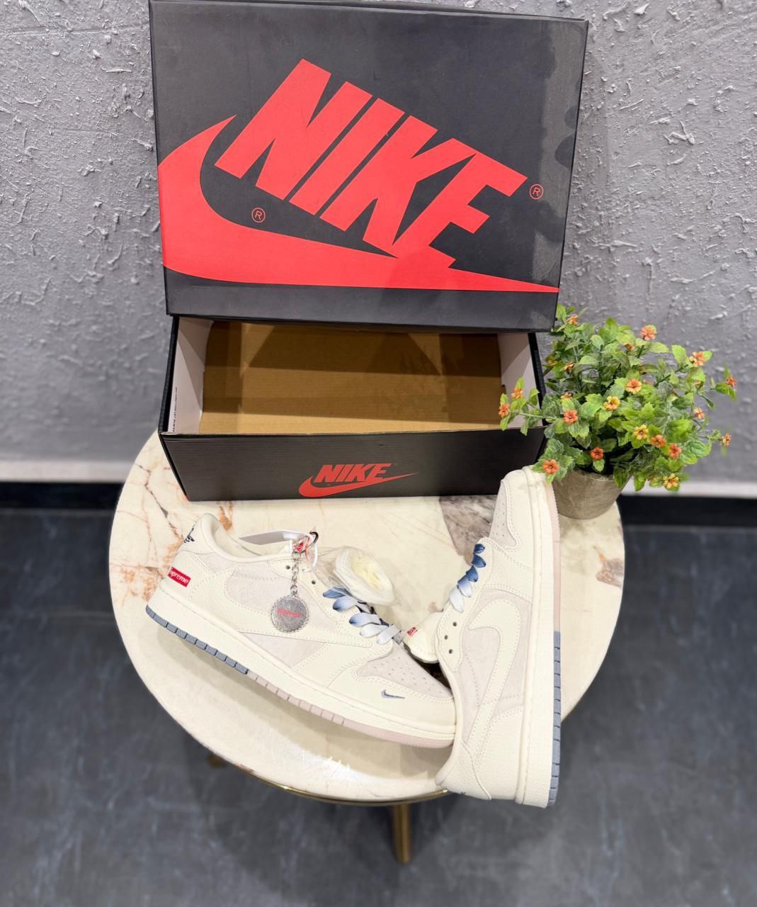 Air Jordans Retro 1 Low Reverse X Supreme Keychain Sneaker